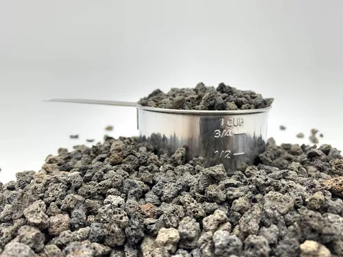 Vista 3 de Roca de lava negra Bolsa de 2 cuartos Tamaño de partícula de 1/4 pulgadas Agregado de suelo para bonsái, cactus, suculentas, acuarios y más