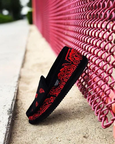 Vista 5 de Trooper America KS-002E - Bandana bordada negra y roja con estampado de cachemira para hombre Pantuflas acogedoras y coloridas Ultra acolchadas