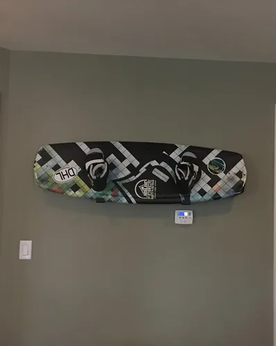 Vista 6 de StoreYourBoard Naked Wake, estante de pared para wakeboard, estante de almacenamiento de aluminio