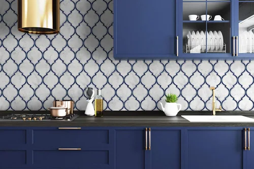 Vista 5 de NextWall Papel tapiz de vinilo y pelado de imitación de Ogee mármol (azul real y carrara)