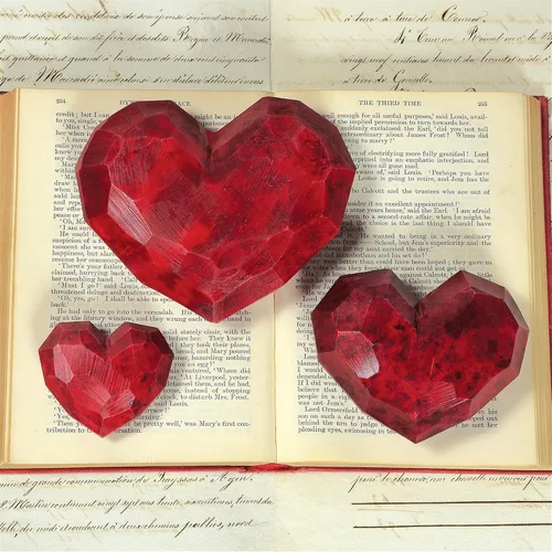 Vista 3 de MY SWANKY HOME Juego de 2 corazones de piedra de jabón rojo facetados de 4 pulgadas Pisapapeles de regalo de escritorio de amor