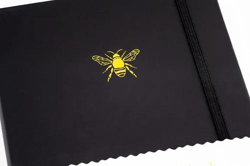 Vista 2 de Yop & Tom Diario rayado A5 - Cuaderno con cubierta de cuero vegano y emblema de abeja - Carbón