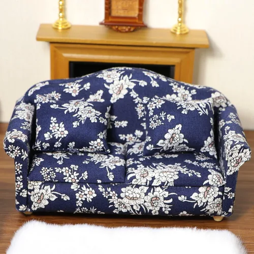 Vista 2 de Sofá de casa de muñecas, sofá en miniatura con almohadas, casa de muñecas, sala de estar, funiture a escala 1:12, modelo 3 piezas, sillón tapizado