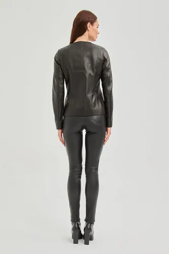 Vista 9 de Bigardini Chaqueta de piel de cordero italiana negra para mujer, estilo sin cuello