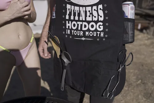Vista 5 de FITNESS HOTDOG - Dirty Funny Trashy Sexy Nasty BBQ Delantal - 100% Lona - 5 Bolsillos - 4 bucles para herramientas - 2 soportes para cerveza
