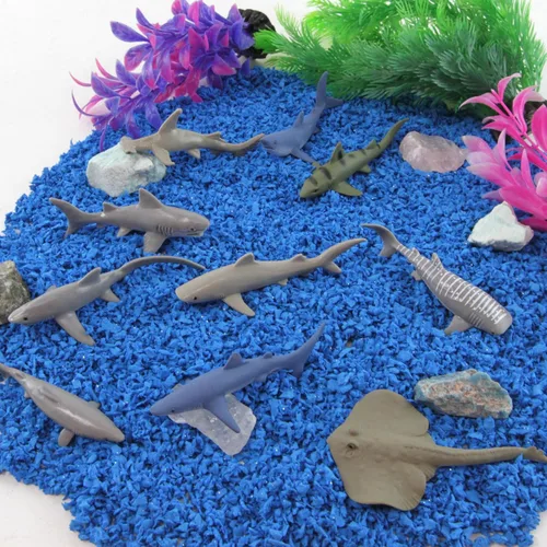 Vista 6 de Safari Ltd. Sharks TOOB - 11 mini figuras pintadas a mano incluyendo gran tiburón ballena, tiburón tigre, martillo, Mako y más - Figuras de juguete