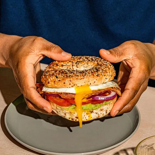 Vista 4 de Toufayan Everything Bagels Alto en proteínas Vegano Sin soja (2 paquetes, 12 bagels en total)