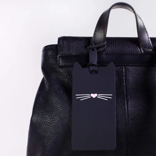Vista 2 de Kate Spade New York Etiqueta de equipaje de silicona con correa duradera, gato negro
