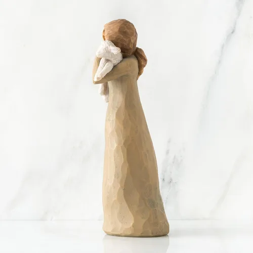 Vista 3 de Willow Tree Paz en la Tierra, un abrazo de paz, figura sostiene cordero como expresión de bendiciones pacíficas para el nacimiento de Navidad