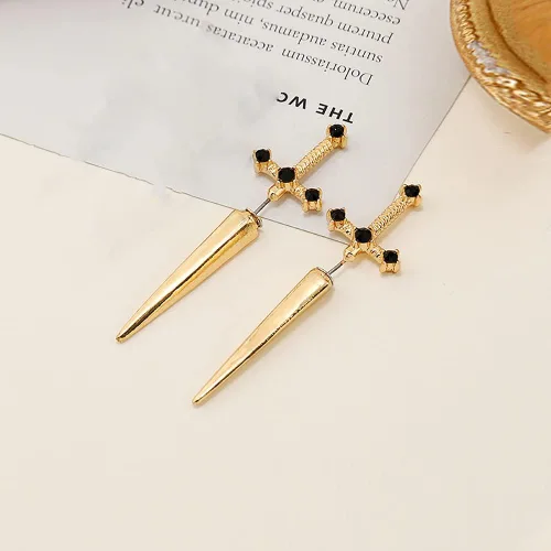 Vista 6 de Aretes de espada gótica, aretes de daga de diamantes de imitación, aretes de tornillo de espada retro negra, aretes de espada punk, aretes de espada