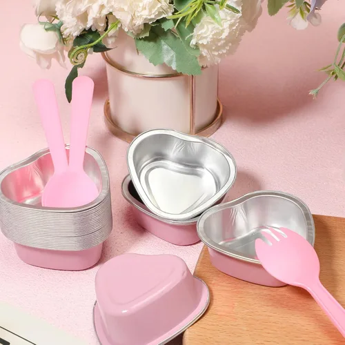 Vista 5 de Nuogo 30 juegos de mini moldes para tartas de corazón con tapas y cucharas de 1.86 onzas / 1.9 fl oz Mini papel de aluminio en forma de corazón Rosa
