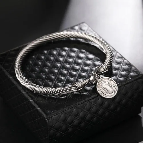 Vista 2 de MORE FUN Pulsera de acero inoxidable con colgante de cable trenzado