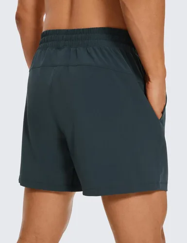 Vista 3 de CRZ YOGA Pantalones cortos de entrenamiento sin forro para hombre de 5 pulgadas, ligeros, de secado rápido, para correr, deportes, atletismo