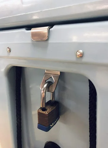 Vista 4 de Soportes universales de bloqueo para enfriador: diseñados para adaptarse a la ranura de amarre de cofres de hielo rotomoldeados medianos a grandes