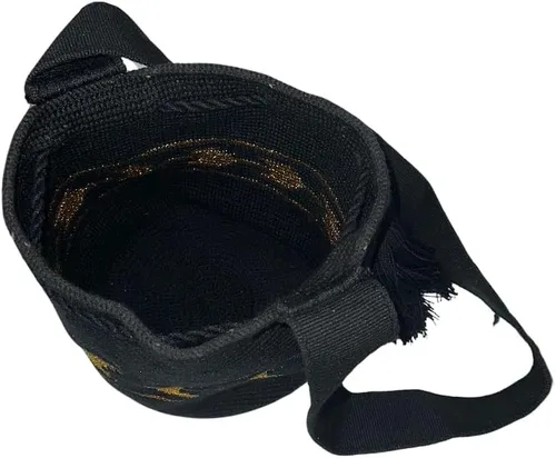 Vista 4 de Mochila Colombiana Auténtica WAYUU Hecho a Mano Cruz Body Bag Finest Pequeño NegroOro Nuevo, NegroOro, Bolso hecho a mano Wayuu