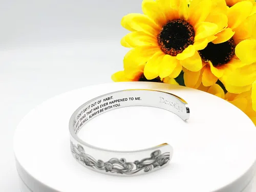 Vista 4 de Dczosily Pulseras inspiradoras para mujer, de acero inoxidable, grabadas, con mantra motivacional, regalos personalizados para mamá, hija, hermana