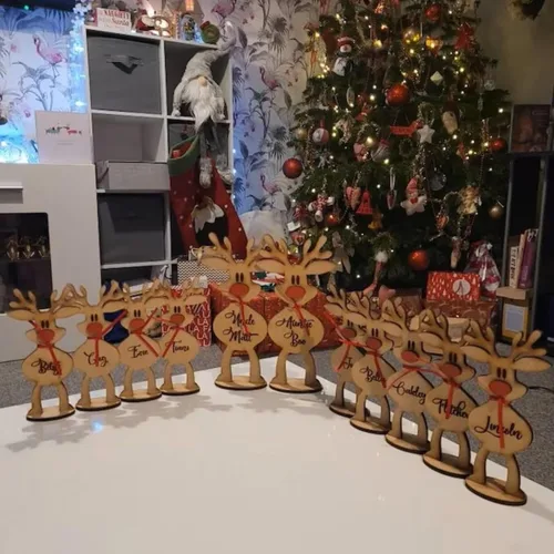 Vista 3 de Adornos de Navidad personalizados, adorno de mesa de madera de reno independiente, letrero de madera personalizado, nombre de miembro de la familia