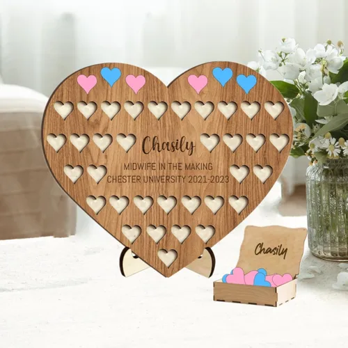 Vista 15 de Contador de nacimiento personalizado para estudiantes partera con 50 espacios para bebés, tablero de madera en forma de corazón