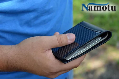 Vista 3 de Namotu Cartera de fibra de carbono real con tecnología de bloqueo RFID, cuero en bisagras y moldura ventana de identificación para hombre delgado