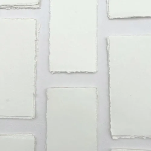 Vista 3 de E-Tailor Papel de trapo de algodón hecho a mano de 4 x 9 pulgadas, hojas sueltas texturizadas con borde deckle Tarjeta de 5.56 oz/m² en blanco