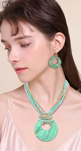 Vista 2 de Coiris - Collar llamativo de múltiples hebras con cuentas coloridas y con dije de gran concha circular para mujer