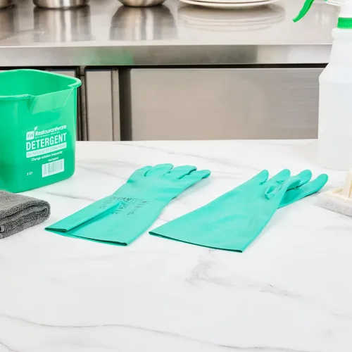 Vista 4 de Restaurantware Guantes de limpieza verdes, 10 pares de guantes de nitrilo de 15 mil de grosor, pequeños y resistentes con puño largo, forro