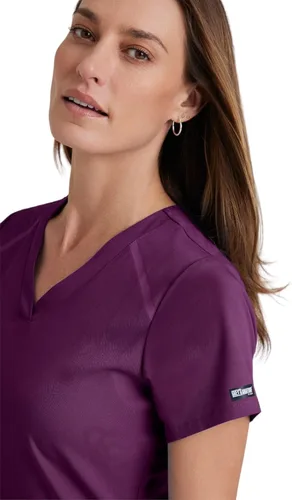 Vista 5 de Grey's Anatomy Impact Elevate Top para mujer Camiseta médica Extreme Comfort