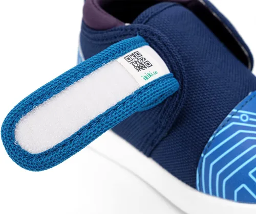 Vista 6 de ikiki Zapatillas deportivas para niños pequeños y niños pequeños. Tenis de ajuste espacioso. Nota no chirriantes, puntera y talón de cuero vegano