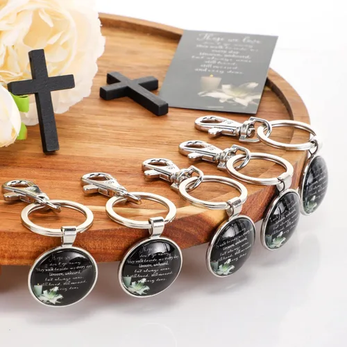 Vista 5 de Junkin - Recuerdos de funeral para invitados, incluyendo llavero, tarjetas de oración y bolsas de organza para la celebración conmemorativa