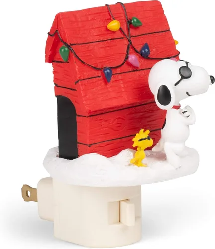 Vista 3 de Peanuts - Casa de perro de Navidad con luz nocturna fresca de Snoopy Joe de 4.25 pulgadas de alto