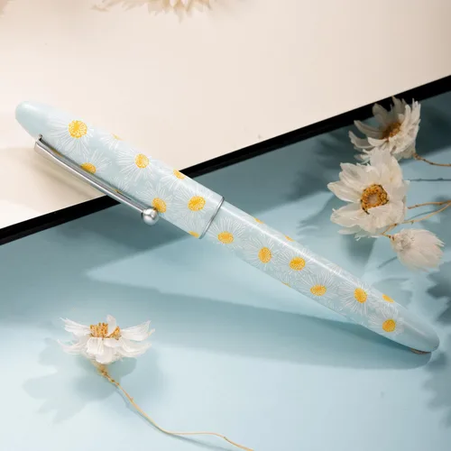 Vista 2 de HONG DIAN C3 Pluma Estilográfica, Plumín de Iridio Extra Fino Suave con Tallado de Nudo Chino, Diseño de Pintura Azul Claro y Margarita Pequeña