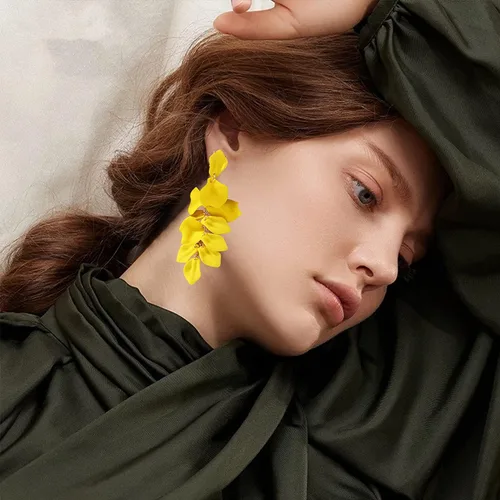 Vista 5 de YUNXI Pendientes largos de acrílico con pétalos largos de resina y flores de rosa con borlas florales y pétalos, para mujeres y niñas