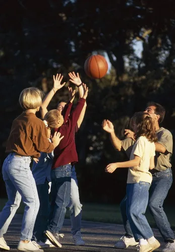 Vista 7 de Mamá y papá a mi hijo regalo baloncesto con palabras impresas en la pelota tamaño oficial siete baloncesto personalizado con bolsa y aguja