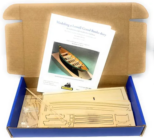 Vista 2 de Lowell Grand Banks Dory - Kit de barco de madera a escala 1:24 con piezas de tilo cortadas con láser, planos e instrucciones detallados, base