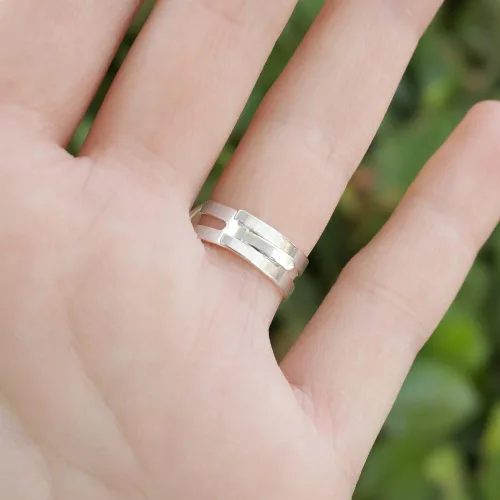 Vista 3 de GRAPHICS MORE - Anillo ajustable bañado en plata diseño de Batman
