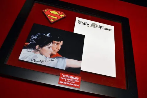 Vista 5 de SUPERMAN Prop DIARIO PLANETA PAPELERÍA, FIRMADO MARGOT KIDDER, (Lois) COA UAC, Marco, DVD, Pieza de capa de Superman real, sello de Terrence