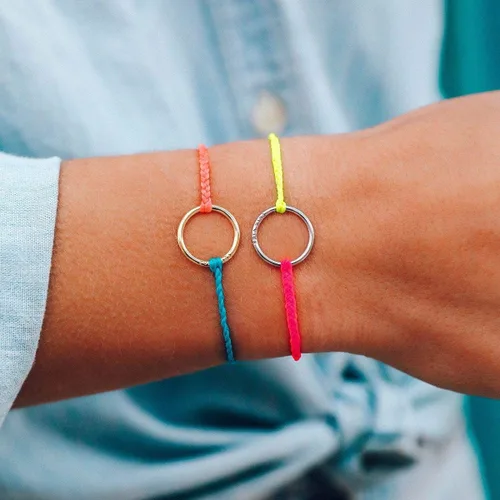 Vista 3 de Pura Vida Pulsera de círculo completo de dos tonos de oro o plata impermeable ajustable