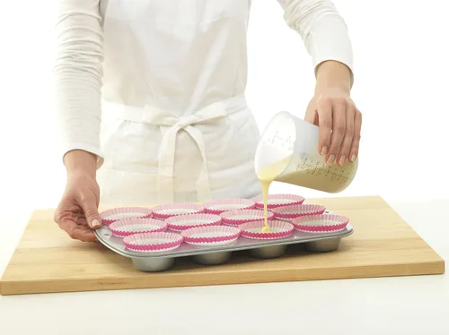 Vista 2 de iSi Basics Taza medidora de silicona flexible, juego de 3, blanco roto