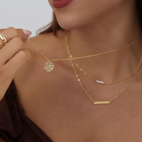 Vista 3 de ASCOMY Collares en capas para mujer, delicado collar de oro de 14 quilates chapado en oro de espiga para mujer, collar de cruz de perlas, clip