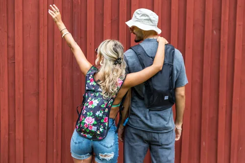Vista 6 de Vibe Festival Gear Mochila de hidratación con bolsa de agua de 2 L para mujeres, hombres, adolescentes y niños, Hydropack Hydro Sports, al aire