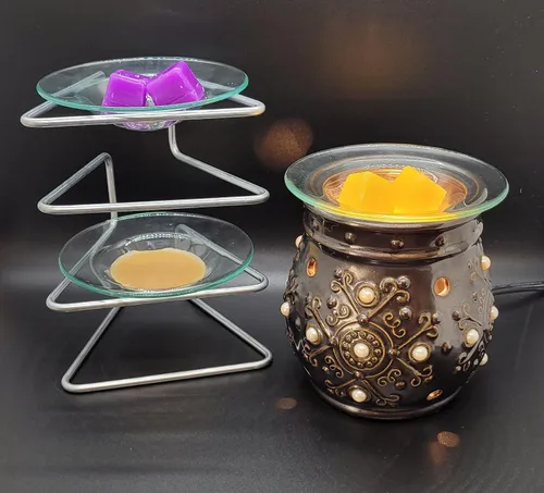 Vista 3 de Un estante de almacenamiento único y decorativo que incluye 3 platos de repuesto de vidrio para calentadores de cera o aceite. Cambia fácilmente