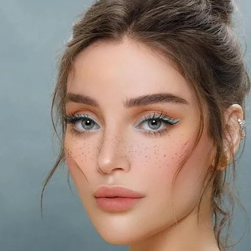 Vista 7 de Tatuaje facial de pecas con purpurina, 12 hojas de pecas impermeables con purpurina facial marrón, parches de maquillaje, tatuajes faciales