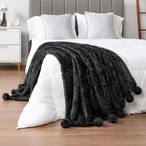 Vista 5 de PAVILIA Manta de sherpa negra para sofá, cálida manta de felpa con pompones, manta mullida para sofá, ligera, suave y acogedora con pompones, 50 x