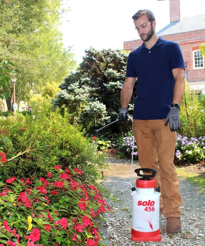 Vista 2 de Pulverizador de mano SOLO 456 de 2 galones con sellos Viton® en ubicaciones clave. Los sellos Viton® resisten productos químicos agresivos. Diseñado