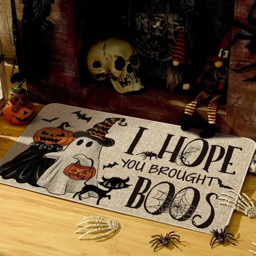 Vista 2 de Artoid Mode Tapete de Halloween con diseño de calabazas fantasmas, diseño de gato con texto en inglés "I Hope You Brought Boos", decoración