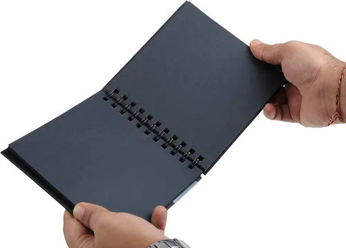 Vista 4 de Brustro Artist's Black Sketchbook A4, 200GSM, 80 páginas, espiral, encuadernado con alambre, ideal para lápices de colores, bolígrafos de gel