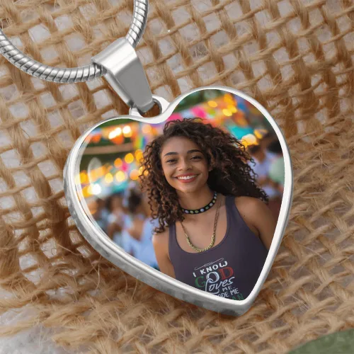 Vista 3 de Collar de corazón de plata con foto personalizada pon tu imagen favorita en esta joyería con tu mensaje personalizado grabado como un regalo