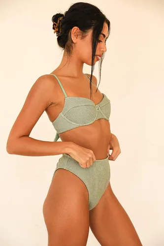 Vista 2 de Dippin' Daisy's Gigi - Traje de baño acolchado con cobertura completa, brasier con aros de corazón con lazo ajustable en la espalda