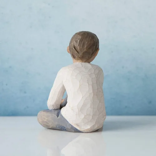 Vista 4 de Willow Tree Caring Child (tono de piel más oscuro y color de cabello), figura esculpida pintada a mano