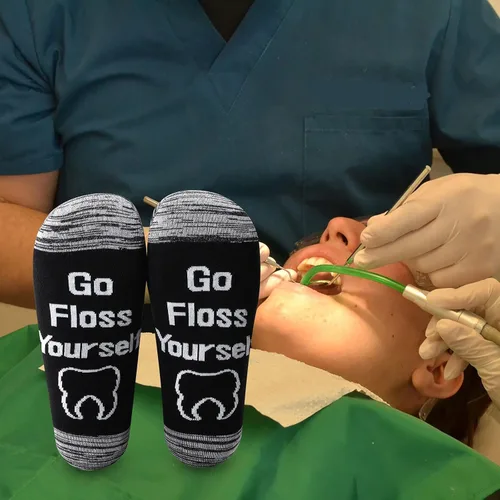 Vista 6 de LEVLO Divertidos regalos para dentistas dentales, calcetines con texto en inglés Go Floss Yourself, regalos para higienista dental, dentista